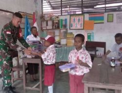 Babinsa Bantu Pembagian Makanan Sehat untuk Anak Sekolah di Serui