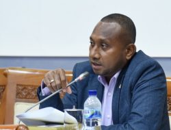 Kunjungi Yapen, Yan Mandenas Janji Kawal Infrastruktur dan Pemekaran
